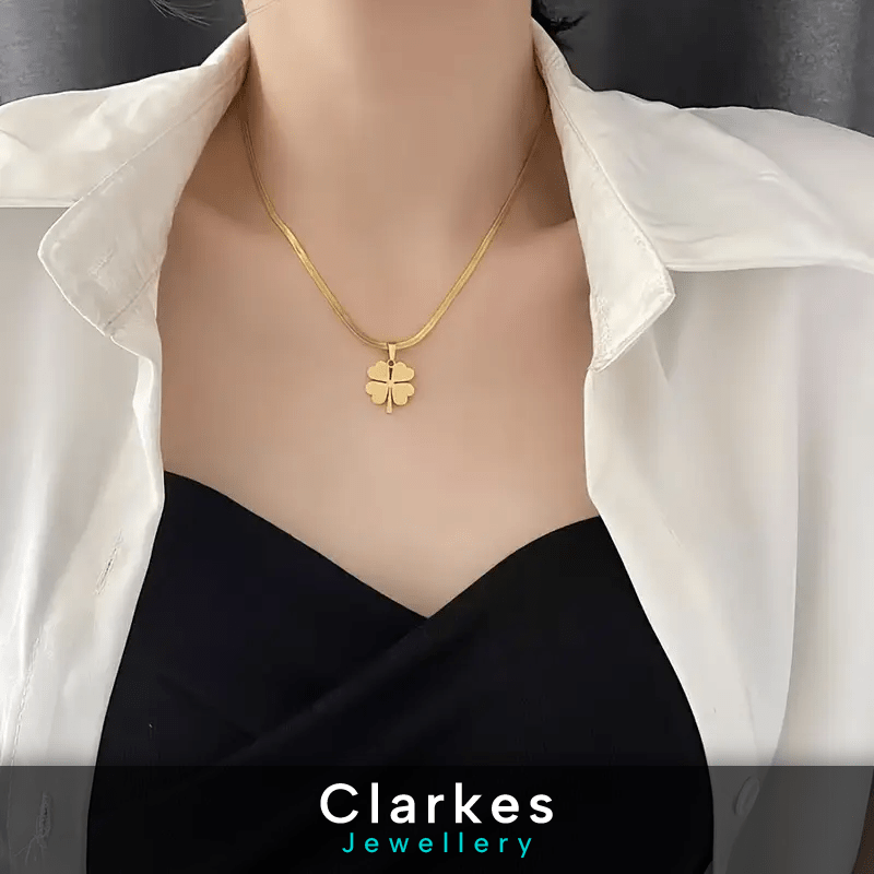 Ladies 18ct Gold Ladies Clover Pendant Necklace - Image 2