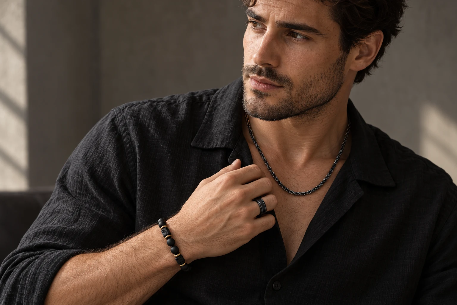 The black jewellery look: onyx bracelet, black ring and dark rope chain